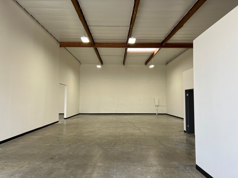More Photos Of 400 W Redondo Beach Blvd, Gardena Warehouse For Lease