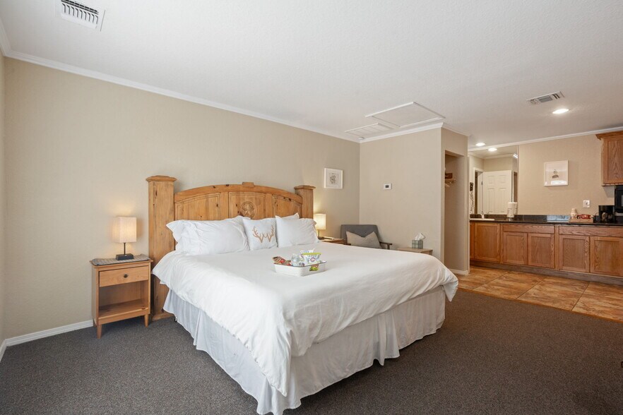 More Photos Of 10530 Fm 2673, Canyon Lake Hotel For Sale