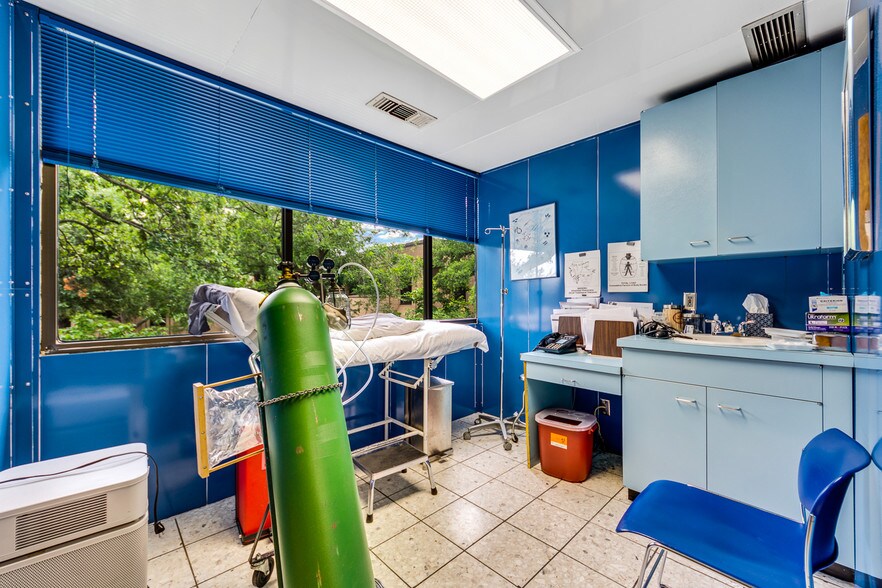 More Photos Of 8345 Walnut Hill Ln, Dallas Medical For Sale