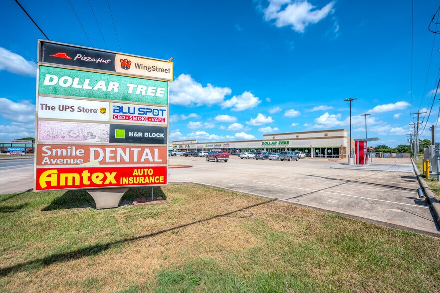 More Photos Of 1591 E Hwy 6, Alvin Storefront For Sale