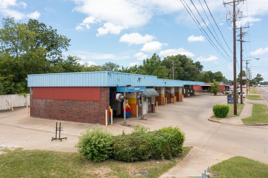 More Photos Of 1820 W Gentry Pky, Tyler Specialty For Sale