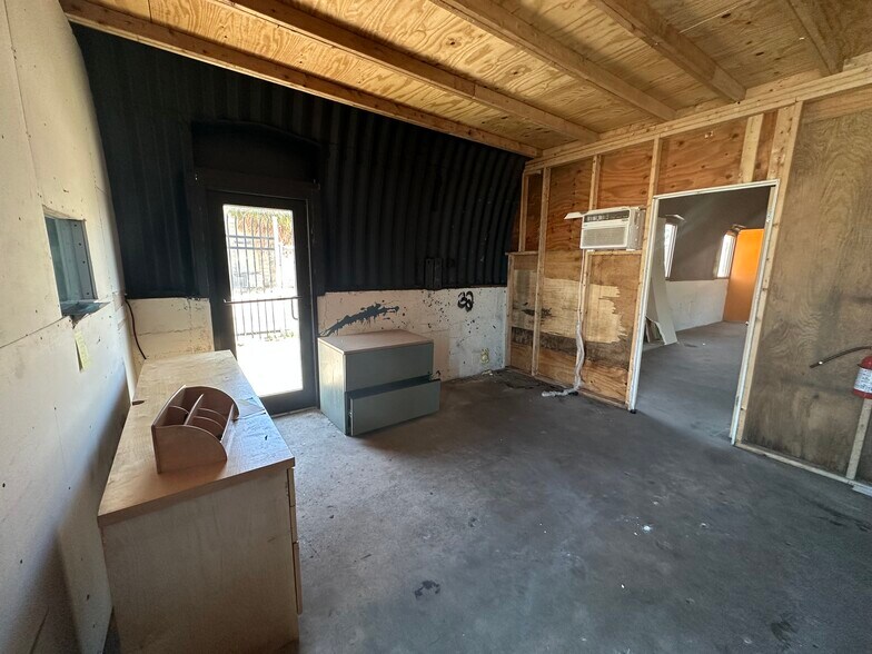 More Photos Of 2012 N Dixie Hwy, Hollywood Light Manufacturing For Sale