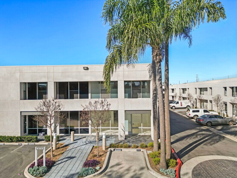 More Photos Of 711 W 17th St, Costa Mesa Light Manufacturing For Lease