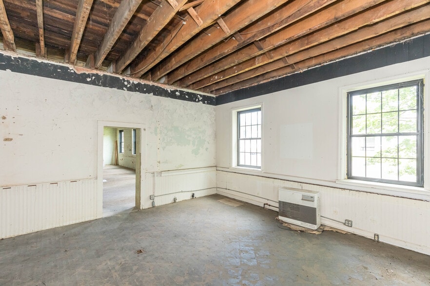 More Photos Of 1340 W Main St, Wytheville Loft Creative Space For Sale