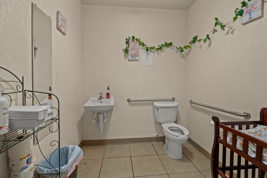 More Photos Of 3239 Old Winter Garden Rd, Orlando Flex For Sale