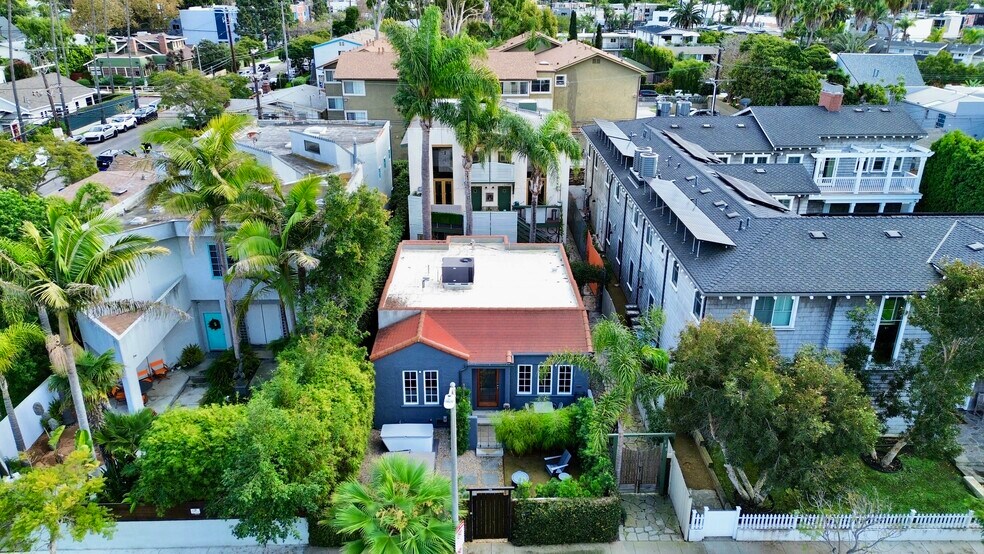 Primary Photo Of 558 San Juan Ave, Venice Apartments For Sale