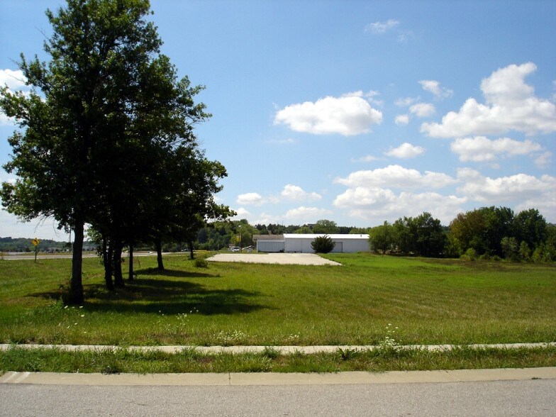 More Photos Of 325 E State Ave, Tonganoxie Auto Dealership For Lease