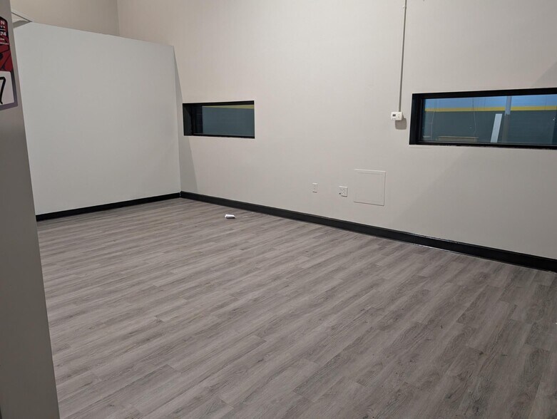 More Photos Of 569 S Main St, Englewood Storefront Retail Office For Lease