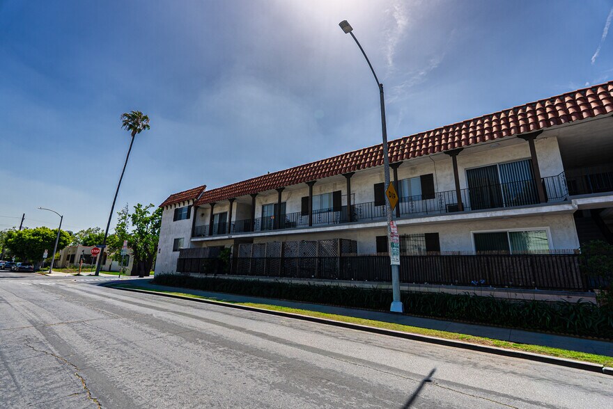 More Photos Of 7050 Waring Ave, Los Angeles Multifamily For Sale