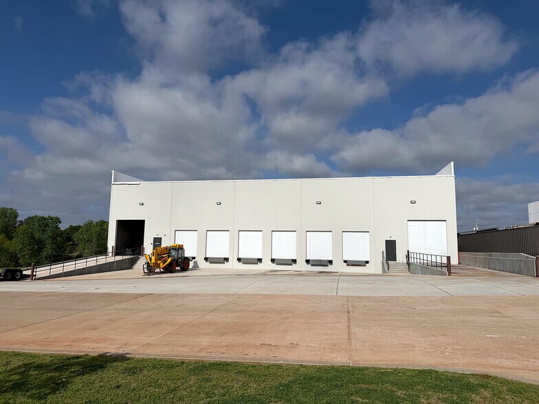 More Photos Of 6940 Santa Fe Ave, Oklahoma City Service For Lease