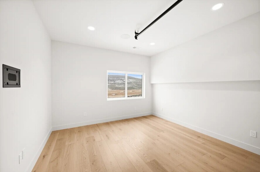 More Photos Of 4518 Forestdale Dr, Park City Office Residential For Lease