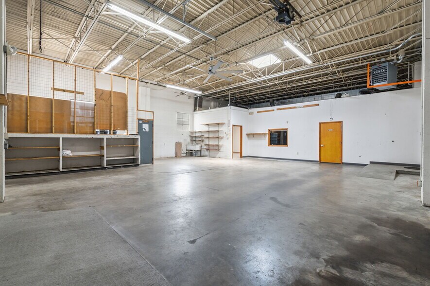 More Photos Of 311 N Waverly Ave, Springfield Warehouse For Lease