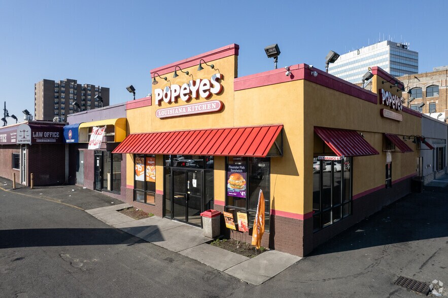 More Photos Of 237-251 Market St, Paterson Storefront Retail Office For Lease