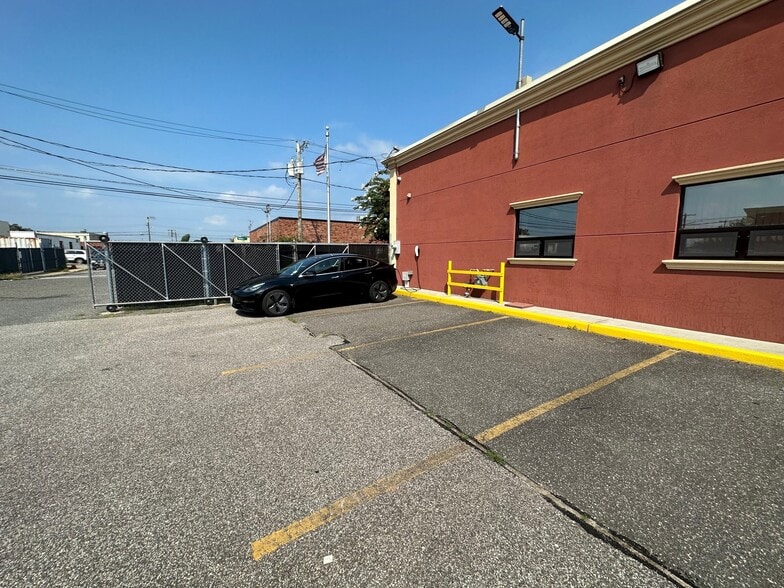More Photos Of 95 Toledo St, Farmingdale Flex For Lease