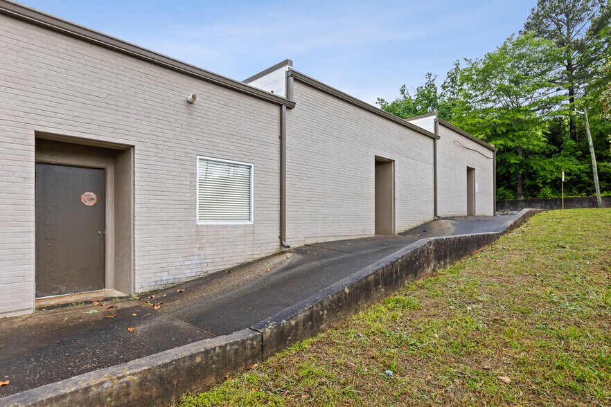 More Photos Of 1401 Applewood Dr, Dalton Medical For Lease