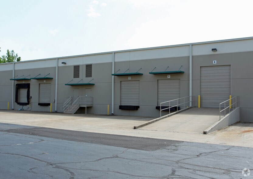 More Photos Of 3919-3967 Hickory Hill Rd, Memphis Distribution For Lease