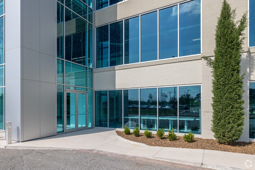 More Photos Of 2700 SE S St, Bentonville Office For Lease