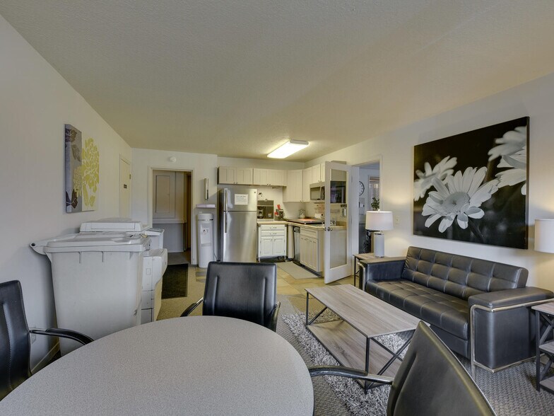More Photos Of 3939 NE Hancock St, Portland Office For Sale