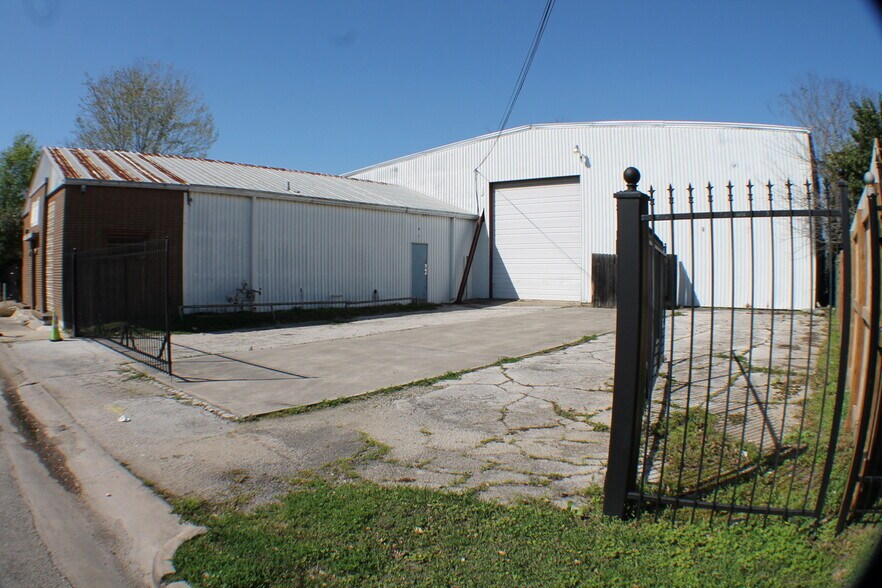 More Photos Of 5517 Dorbrandt St, Houston Warehouse For Lease