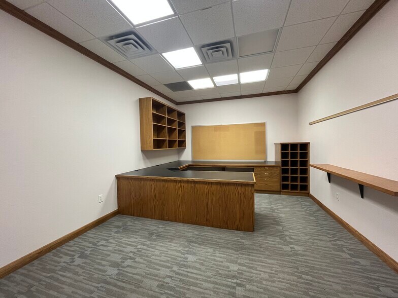 More Photos Of 10858 FM 346 W, Flint Office For Sale
