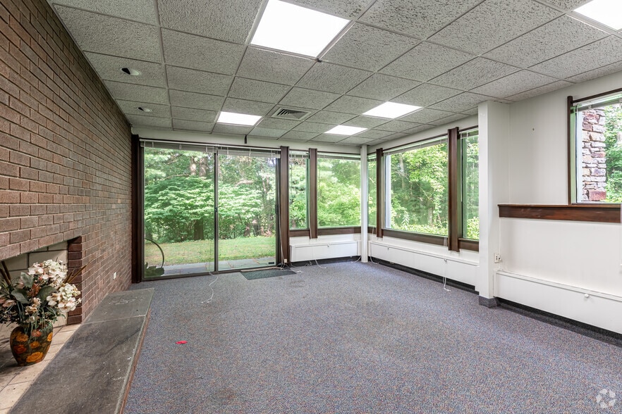 More Photos Of 35 Tower Ln, Avon Medical For Lease