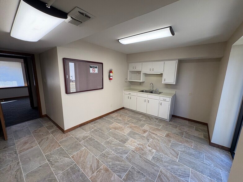 More Photos Of 614 N Travis St, Sherman Office For Lease