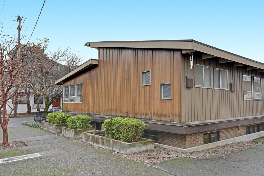 More Photos Of 1221 SE Madison St, Portland Office For Sale