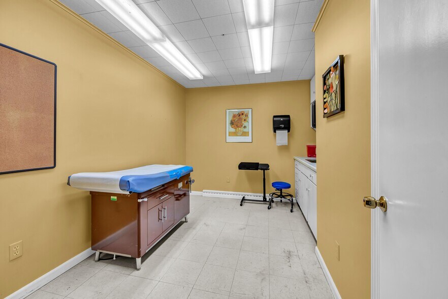 More Photos Of 172 Mount Pleasant Rd, Newtown Medical For Lease
