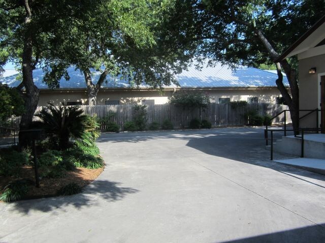 More Photos Of 524 S Seguin Ave, New Braunfels Office For Lease
