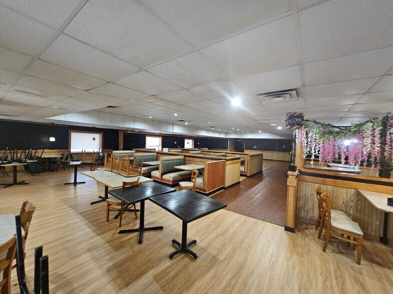 More Photos Of 6190 Broadway, Merrillville Restaurant For Sale