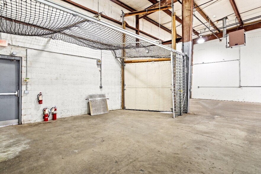 More Photos Of 3 Nami Ln, Hamilton Light Distribution For Lease