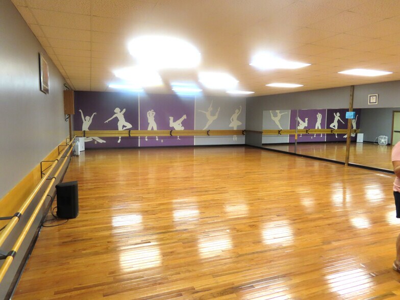 More Photos Of 275 Main St, Saegertown Storefront Retail Residential For Sale