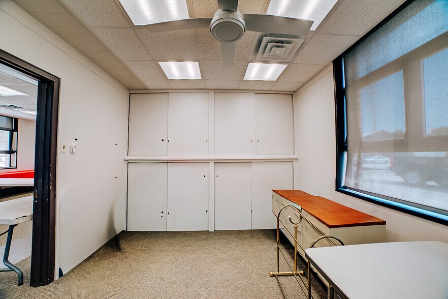 More Photos Of 109 S 2nd St, Watseka Office For Sale