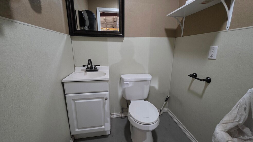 More Photos Of 3351 Westover Dr, Odessa Service For Lease