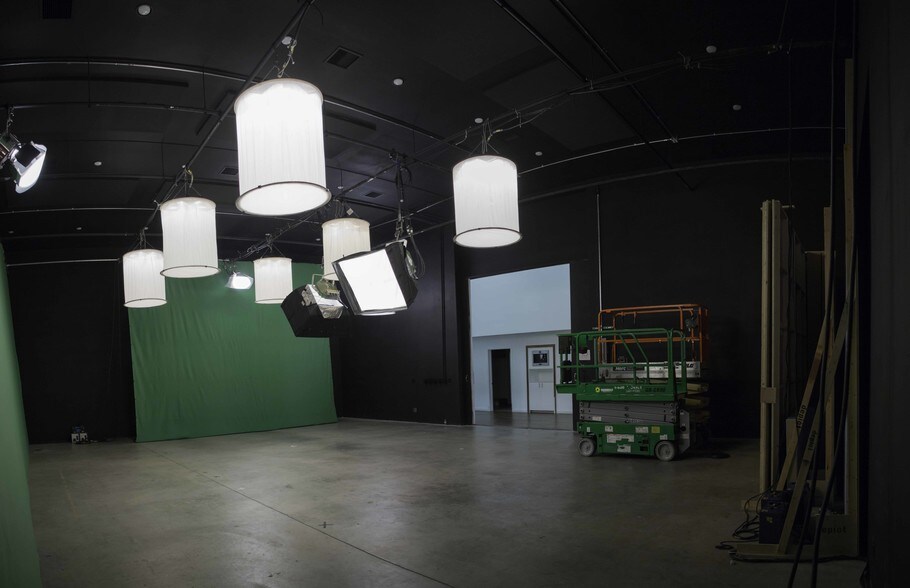 More Photos Of 8911 Independence Ave, Canoga Park Warehouse For Lease