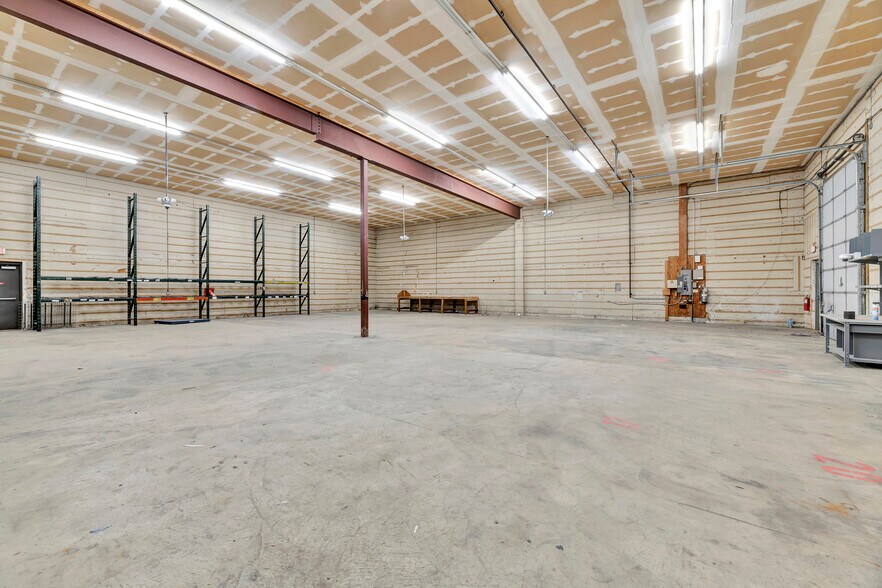 More Photos Of 4 Lewis Cir, Wilmington Warehouse For Lease