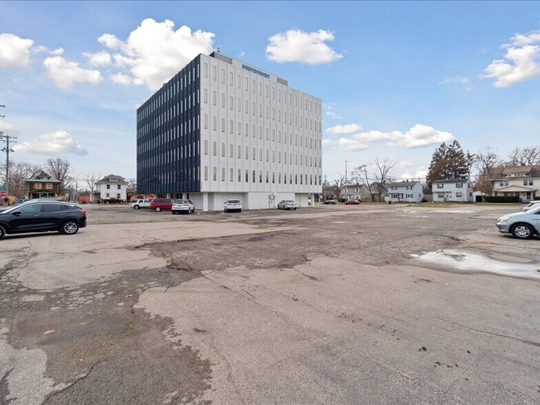 More Photos Of 1100 W Saginaw St, Lansing Medical For Sale