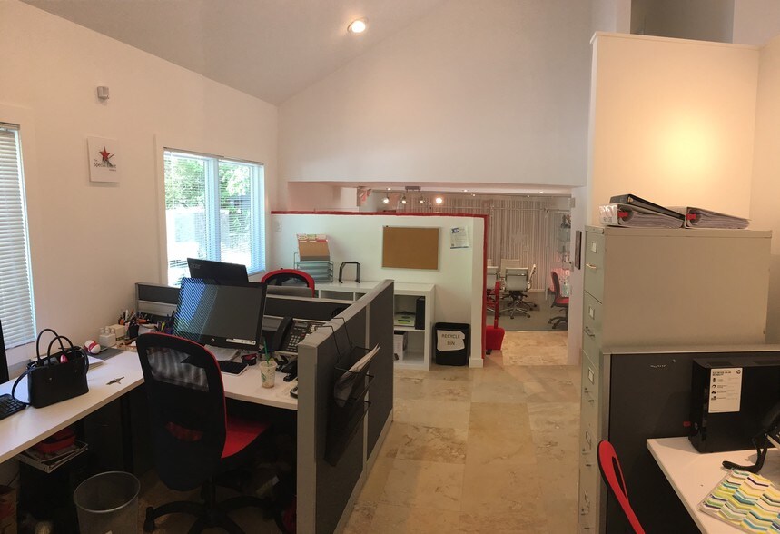 More Photos Of 1223 Walnut St, Cary Office For Lease