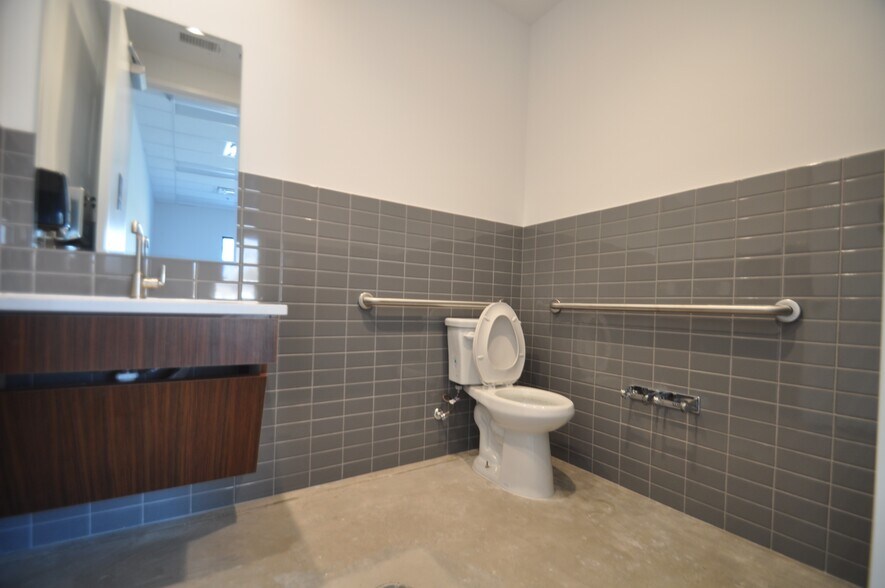 More Photos Of 10555 N County Rd, Frisco Showroom For Lease