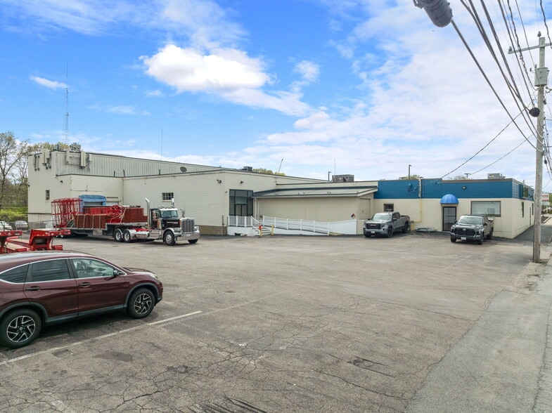 More Photos Of 56 Ramsdell St, Newton Showroom For Lease