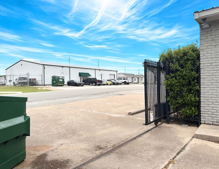 More Photos Of 3013 Joyce Dr, Fort Worth Showroom For Sale
