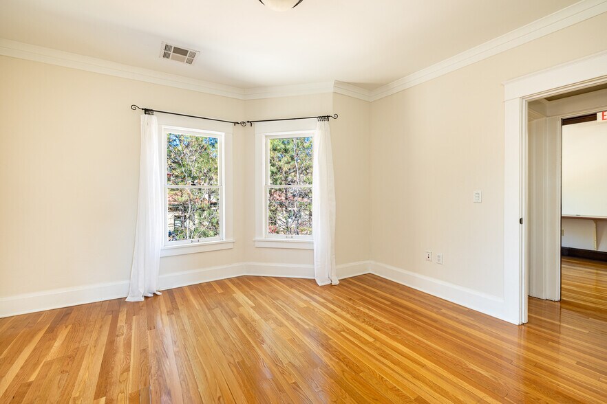 More Photos Of 717 W Riordan Rd, Flagstaff Storefront Retail Office For Sale