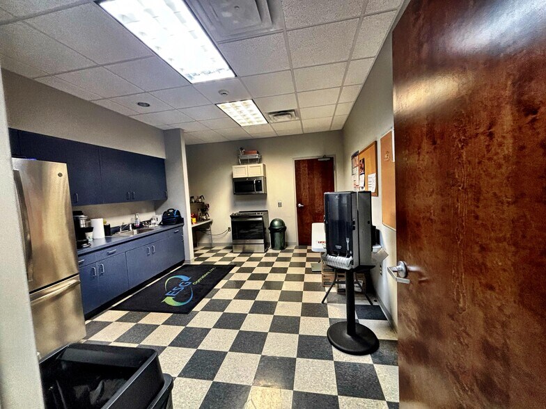 More Photos Of 6400 Peake Rd, Macon-Bibb Office For Sale