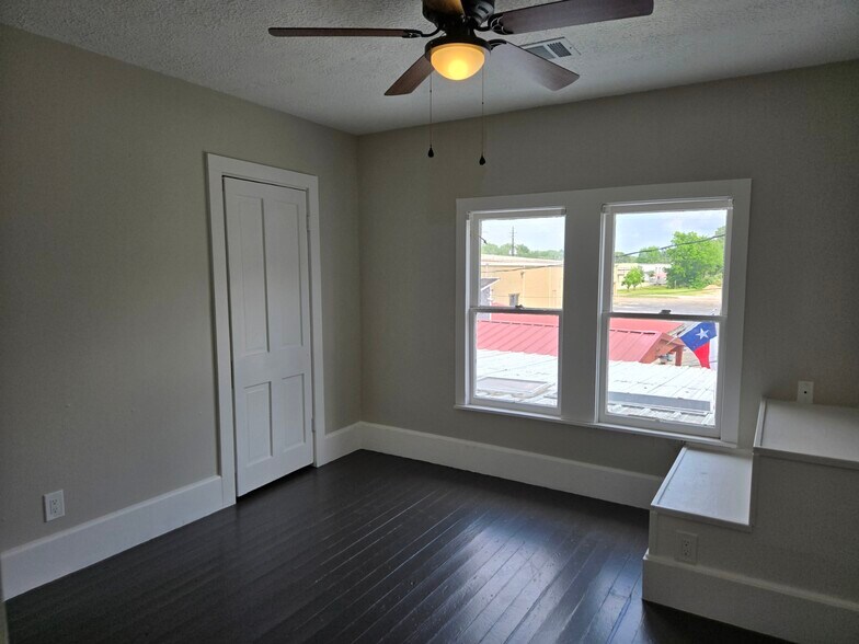More Photos Of 1523 Avenue C, Katy Flex For Lease
