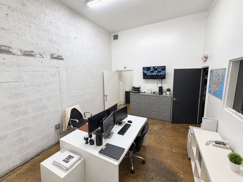 More Photos Of 261 NW 71st St, Miami Showroom For Sale