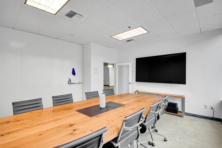 More Photos Of 2727 Western Ave, Seattle Loft Creative Space For Lease