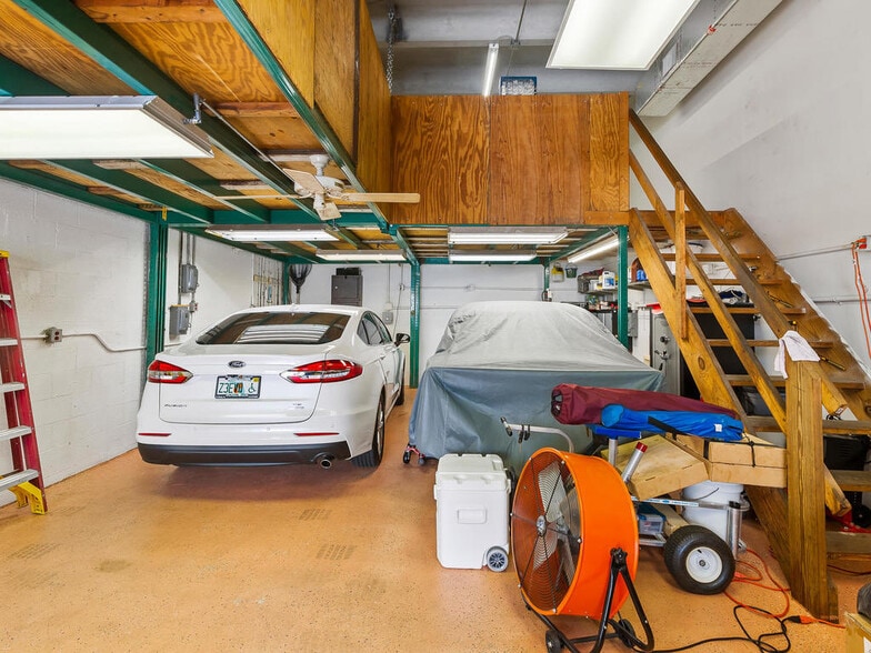 More Photos Of 1360-1396 SE Huffman Rd, Port Saint Lucie Warehouse For Lease