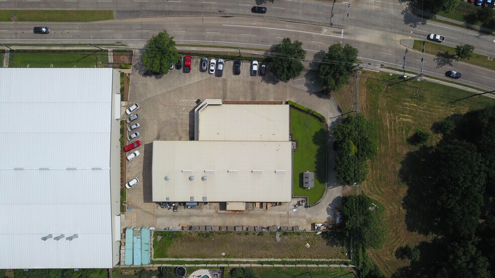 More Photos Of 6358 Pinemont Dr, Houston Showroom For Lease