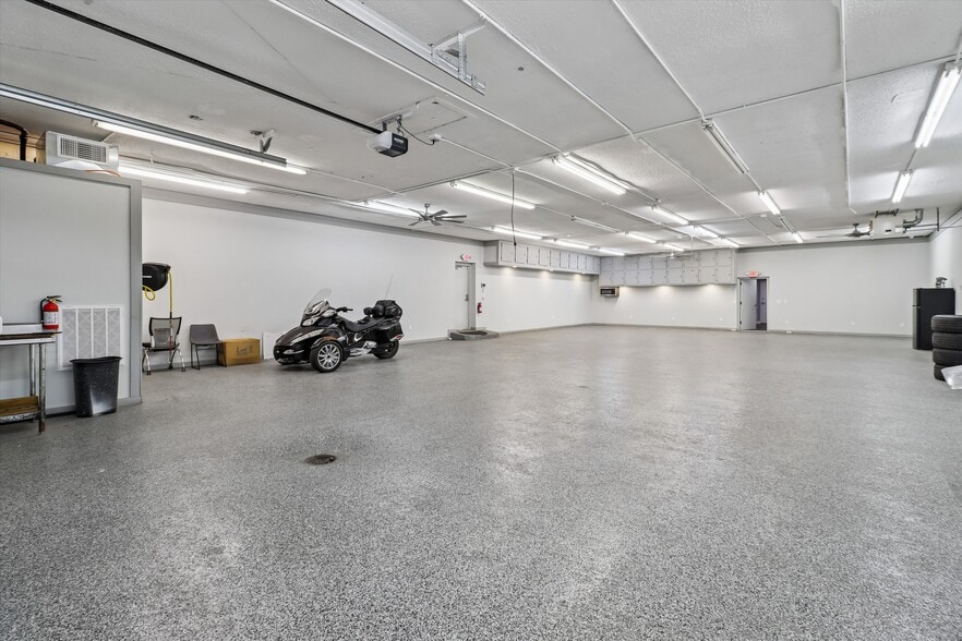 More Photos Of 1525 E Army Post Rd, Des Moines Auto Repair For Lease