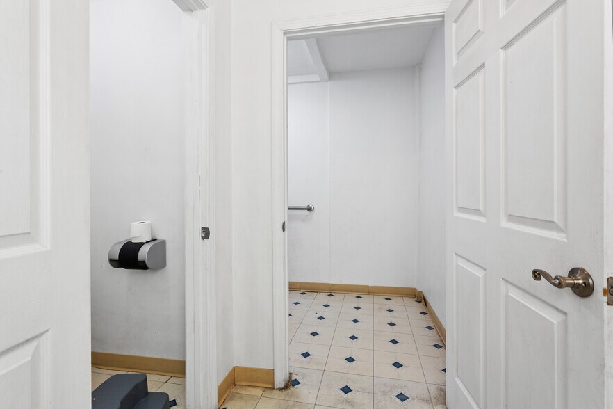 More Photos Of 702 Wilmer Ave, Anniston Office For Sale